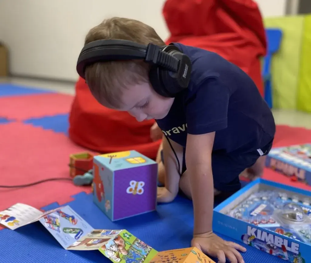 Tomatis kod djece — slušanje kroz posebne slušalice